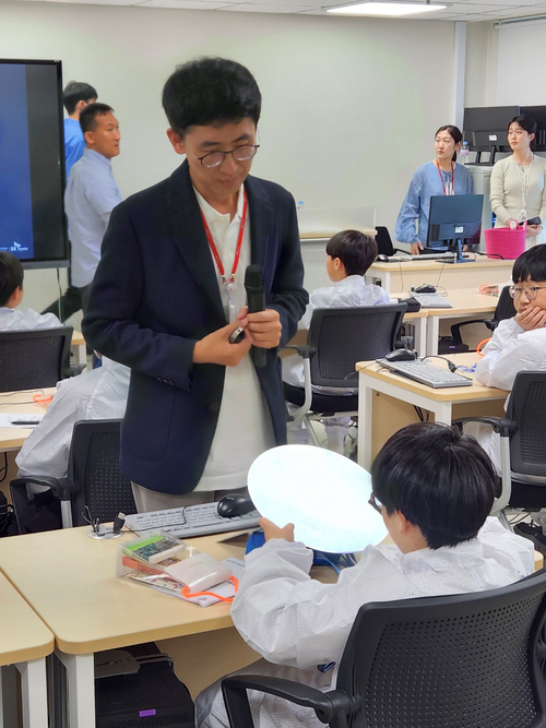21일 한국세라믹기술원 이천분원에서 반도체 공유학교 수업이 열린 가운데 SK하이닉스 관계자가 학생에게 반도체 웨이퍼를 설명하고 있다. 김형욱기자 /uk@kyeongin.com
