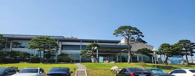 오션힐스 포항CC가 인건비 절감을 위해 프론트 직원을 줄이고 키오스크를 도입했으나 회원들의 불편과 과도한 음식값, 지역사회 지원 부족에 대한 비판을 받고 있다./최진호 선임기자