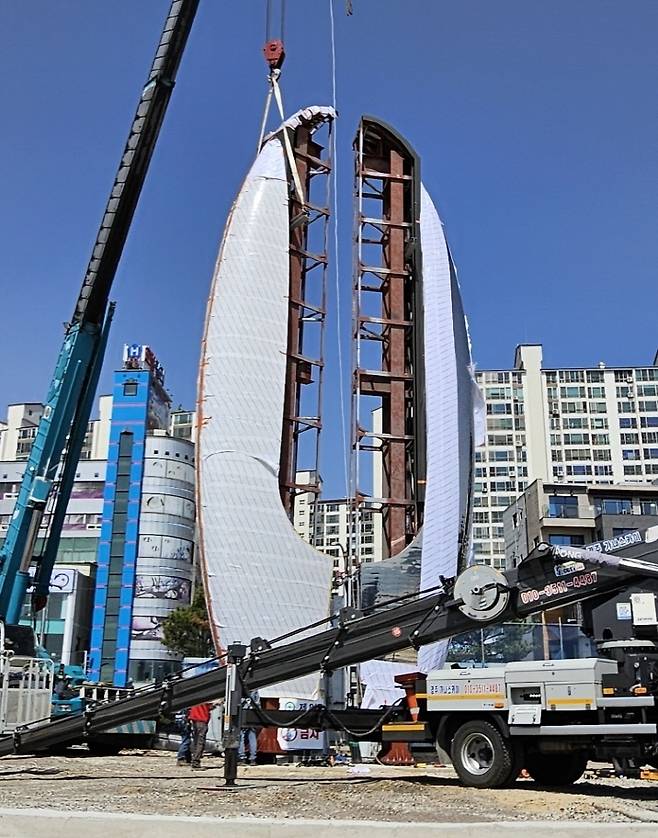 영일대해수욕장 ‘빛의 시계탑’ 조성 현장 모습 /포항시 제공