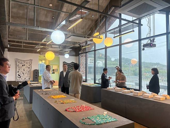 제주 서귀포시 안덕면 사계리 '플레이사계 지오단길 골목형상점가'가 지난 5월 8일 공식 상점가 허가를 받은 가운데, 오순문 서귀포시장이 21일 지오단길 상가 현장을 직접 방문, 상인들과의 간담회를 가졌다. ⓒ제주의소리