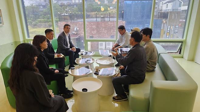 제주 서귀포시 안덕면 사계리 '플레이사계 지오단길 골목형상점가'가 지난 5월 8일 공식 상점가 허가를 받은 가운데, 오순문 서귀포시장이 21일 지오단길 상가 현장을 직접 방문, 상인들과의 간담회를 가졌다. ⓒ제주의소리