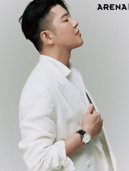 깔끔한 화이트 셔츠와 수트에 댄디한 포인트가 되어주는 카키필드 머피 38mm 133만원 해밀턴 제품