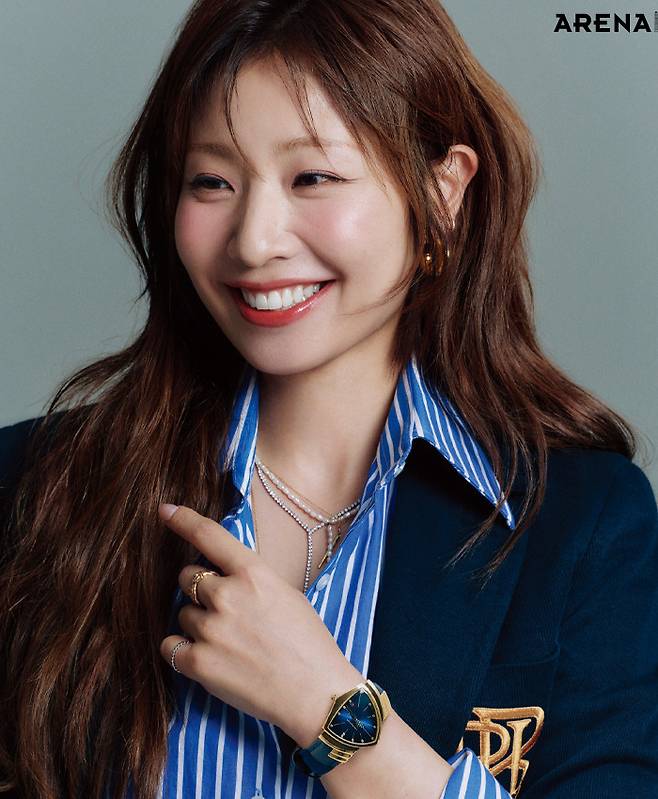 커다란 인기를 끌었던 엘비스 프레슬리(Elvis Presley)의 싱글, ‘블루 스웨이드 슈즈(Blue Suede Shoes)’에서 영감을 받아 태어난 모델로 옐로우 골드 PVD 코팅 처리된 삼각형 모양의 아이코닉 스테인리스 스틸 케이스가 매력적인 벤츄라 쿼츠 137만원 해밀턴 제품