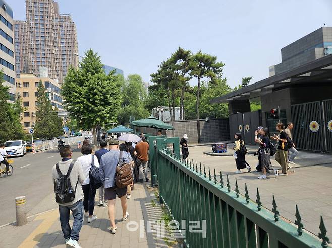 20일 오전 중국 베이징 주중 한국대사관 앞에 투표하기 위한 교민들이 입장을 기다리고 있다. (사진=이데일리 이명철 특파원)