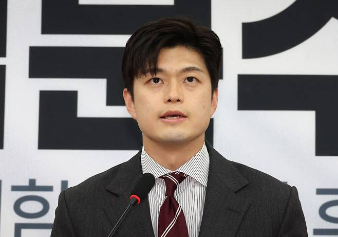 국민의힘 김용태 비상대책위원장이 21일 서울 여의도 국회에서 기자회견을 열고 김건희 여사와 관련한 문제 등과 관련해 발언하고 있다.(사진=연합뉴스)