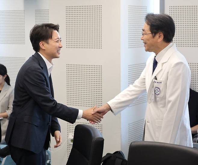 개혁신당 이준석 대선 후보가 21일 경기 성남의료원에서 한호성 원장과 간담회를 하고 있다.(사진 = 연합뉴스)