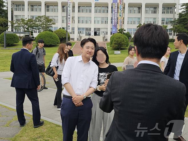 ‘학식먹자 이준석’을 진행하는 이준석 개혁신당 대통령 후보가 20일 낮 광주 북구 용봉동 전남대학교 제1학생회관에서 식사하고 학생들과 셀카를 찍고 있다. 2025.5.20/뉴스1 ⓒ News1 서충섭 기자