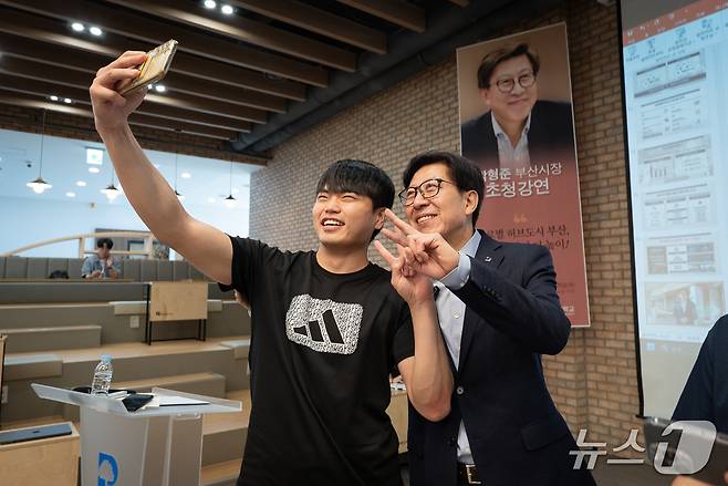 20일 박형준 부산시장이 특강을 마친 뒤 부산대 학생과 기념 사진을 찍고 있다.(부산시청 제공. 재판매 및 DB 금지)