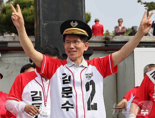 김문수 국민의힘 대통령 후보가 21일 경기 파주시 새암공원에서 유세를 하고 있다. (공동취재) 2025.5.21/뉴스1 ⓒ News1 김민지 기자