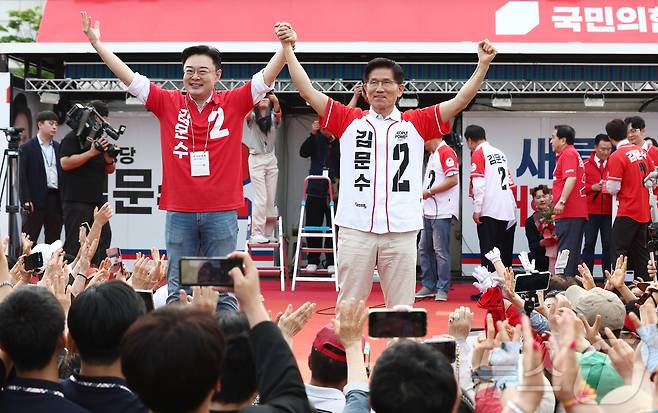 김문수 국민의힘 대통령 후보가 21일 경기 동두천시 지행역 광장에서 유세를 하고 있다. 2025.5.21/뉴스1 ⓒ News1 김민지 기자