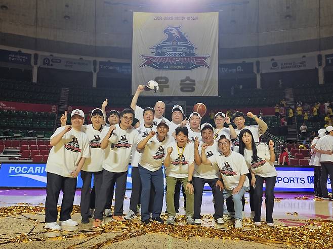 창원 LG의 우승 확정 뒤 기념 촬영을 한 LG 사무국 직원과 모기업 관계자. 사진제공=창원 LG