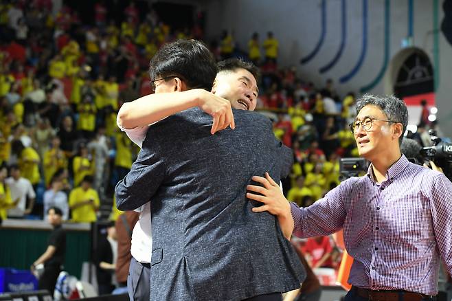 창원 LG 조상현 감독이 한상욱 구단 어드바이저와 끌어안고 기쁨을 만끽하고 있다. 오른쪽은 손종오 단장. 사진제공=KBL