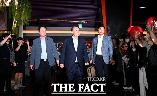 6·3 대선을 앞두고 윤석열 전 대통령이 영화 ‘부정선거, 신의 작품인가’를 관람하기 위해 21일 오전 서울 동대문의 한 영화관을 찾고 있다. /서예원 기자