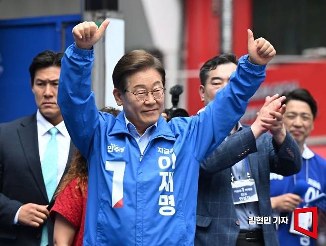 이재명 더불어민주당 대선 후보가 21일 인천 구월로데오 광장에서 열린 유세에서 엄지를 들어보이며 지지를 호소하고 있다. 2025.5.21 김현민 기자