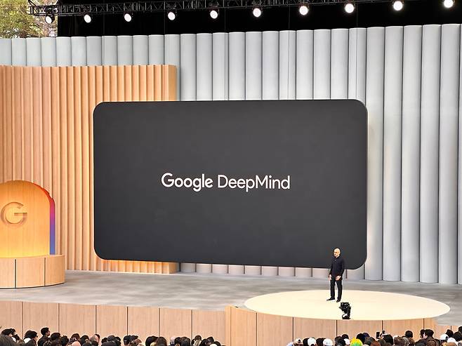 20일 미국 실리콘밸리 마운틴뷰에서 열린 구글의 연례 개발자 행사 'I/O 2025'에서 데미스 허사비스 구글 딥마인드 CEO가 기조연설을 하고 있다./오로라 특파원