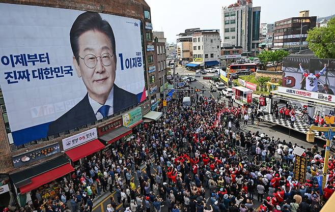 김문수 국민의힘 대선후보가 14일 오후 경남 밀양시 중앙로에서 유세를 하고 있다. / 김지호 기자