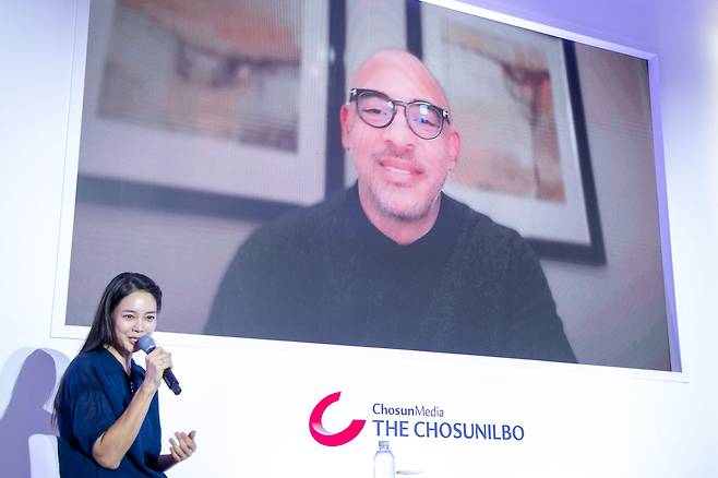 2025년 5월 21일 오후 서울 중구 신라호텔에서 2025 아시안리더십콘퍼런스가 열리면서 미국의 음반 프로듀서 하비 메이슨 주니어가 실시간 화상을 통해 '그레미의 숨겨진 이야기 : 하비 메이슨 주니어가 들려주는 음악, 창의성, 그리고 전설' 세션에 참석하고 있다. 안현모 아나운서가 진행을 하고 있다. /장련성 기자