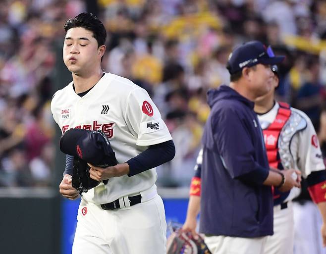 20일 부산 사직야구장에서 열린 KBO리그 롯데와 LG의 경기. 2회 조기 강판 당하는 롯데 선발 윤성빈. /송정헌 스포츠조선 기자