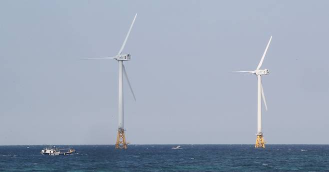 제주 해상 풍력발전기. / 뉴스1
