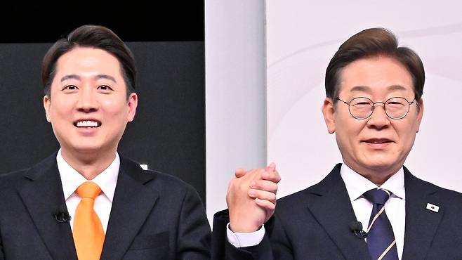 18일 서울 마포구 SBS프리즘타워에서 열린 중앙선거방송토론위원회 주관 제21대 대통령선거 후보자토론회에서 각 정당 대선 후보들이 선전을 다짐하고 있다. 왼쪽부터 개혁신당 이준석, 더불어민주당 이재명 대통령 후보. /뉴스1