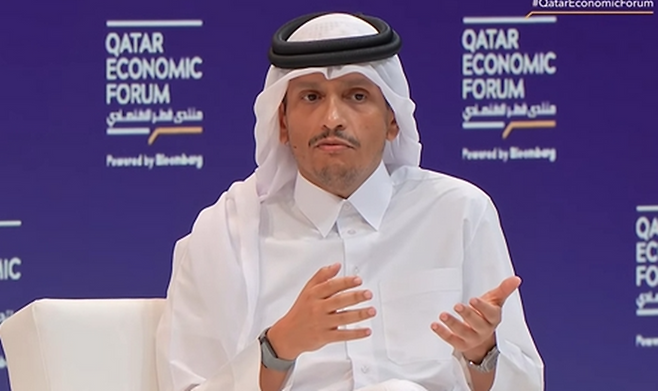 셰이크 무함마드 빈 압둘라흐만 알사니 카타르 총리가 20일(현지시간) 수도 도하에서 열린 카타르경제포럼 대담에서 발언하고 있다. ⓒQEF/연합뉴스