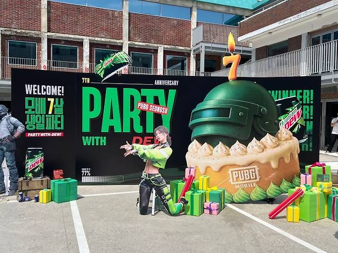 크래프톤이 21일 서울 성수동 '펍지 성수'에 '배틀그라운드 모바일' 7주년 기념 팝업스토어를 열었다. 사진은 배틀그라운드 모바일 7주년 팝업스토어 내부에 마련된 포토존.ⓒ데일리안 이주은 기자