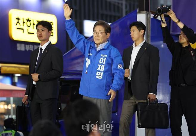 이재명 더불어민주당 대선 후보가 20일 오후 경기 김포시 구래동 구래역 문화의 거리에서 열린 유세에서 연설을 마친 후 손을 들어 인사하고 있다. ⓒ데일리안 홍금표 기자