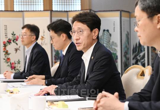 김윤상 기획재정부 차관이 21일 정부서울청사에서 열린 '제4차 비축전문위원회'를 주재, 모두발언을 하고 있다. 사진=기획재정부