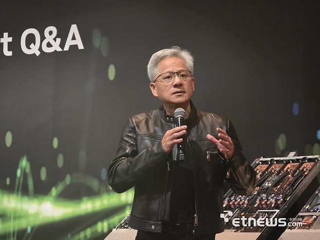 젠슨 황 엔비디아 CEO가 21일(현지시간) 대만 타이베이 만다린 오리엔탈 호텔에서 질의응답하고 있다. (사진= 김영호 기자)