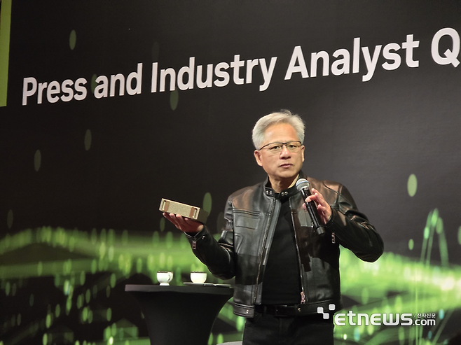 젠슨 황 엔비디아 CEO가 21일(현지시간) 대만 타이베이 만다린 오리엔탈 호텔에서 기자 들에게 RTX 프로 제품에 대해 설명하고 있다. (사진= 김영호 기자)