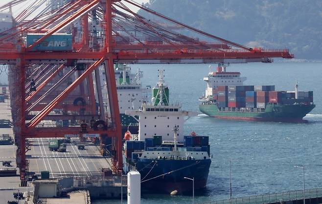 지난 4월 부산항 신선대부두에서 컨테이너 하역작업이 진행되고 있다. 뉴스1