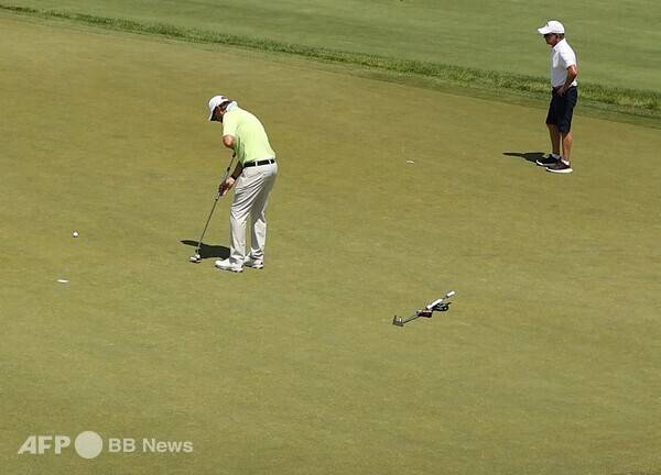 칼럼 내용과 관련 없는 참고 사진입니다. 연습 그린에서 퍼팅 연습하는 선수들의 모습입니다. 사진제공=ⓒAFPBBNews = News1 (사진을 무단으로 사용하지 마십시오.)