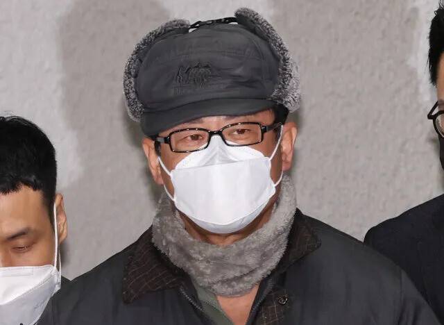 노상원 전 정보사령관이 지난해 12월24일 아침 서울 은평구 서울 서부경찰서에서 서울중앙지검으로 송치되고 있다. 김영원 기자 forever@hani.co.kr