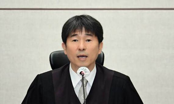 지귀연 부장판사가 지난달 21일 오전 서울 서초구 서울중앙지법 417호 법정에서 열린 윤석열 전 대통령의 내란 우두머리 혐의 재판을 하기 전 언론 공개에 대한 발언을 하고 있다. 사진공동취재단