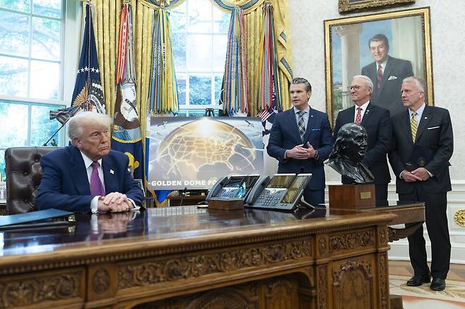 20일 미국 워싱턴 디시(D.C.) 백악관 집무실에서 도널드 트럼프 미국 대통령이 피트 헤그세스 국방장관과 함께 ‘골든 돔’ 미사일 방어 체계에 대한 향후 추진 방안을 발표하고 있다. 워싱턴/UPI 연합뉴스