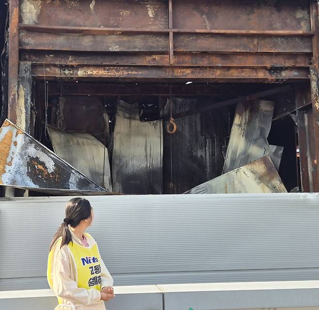 고공농성 500일을 열흘 앞둔 2025년 5월11일, 박정혜씨가 불탄 공장 안을 바라보고 있다. 신다은 기자