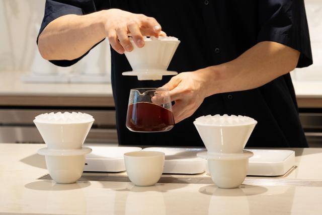 부산 중구 '에어리커피'의 바리스타가 필터커피를 추출하고 있다.