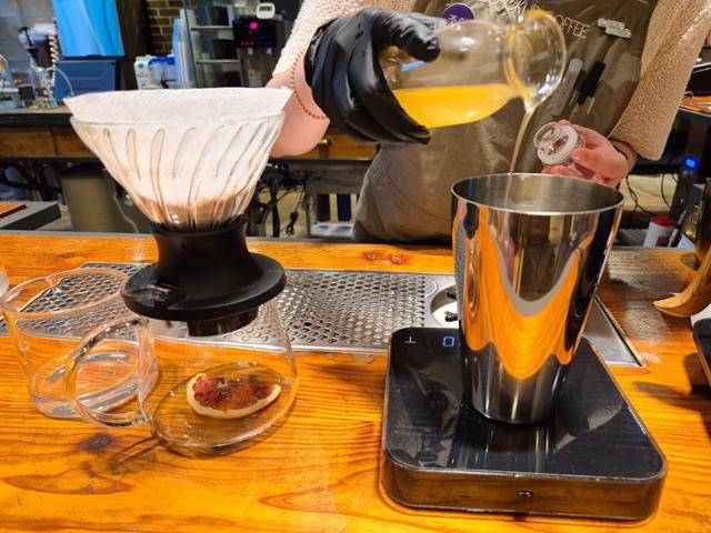 블랙업커피 서면본점의 바리스타가 이고 시그니처를 제조하고 있다.