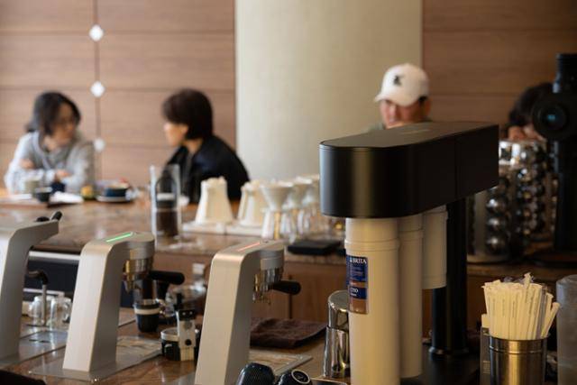 부산 부산진구 먼스커피바는 제조공간을 둘러싼 바 테이블이 특징이다.