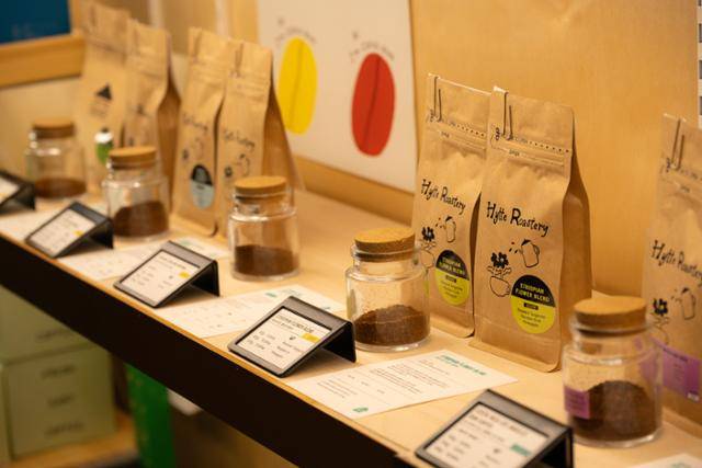 히떼로스터리 광안점에 시향용 원두가 놓여 있다.