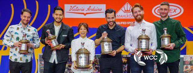 모모스커피 소속 전주연(왼쪽 세 번째) 바리스타가 2019년 월드 바리스타 챔피언십(WBC)에서 우승하고 기념사진을 남기고 있다. WBC 페이스북 캡처