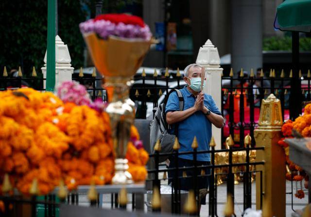태국에서 코로나19 확산세가 거센 가운데 20일 방콕의 한 사원에서 신자가 마스크를 착용한 채 기도하고 있다. 방콕=EPA 연합뉴스