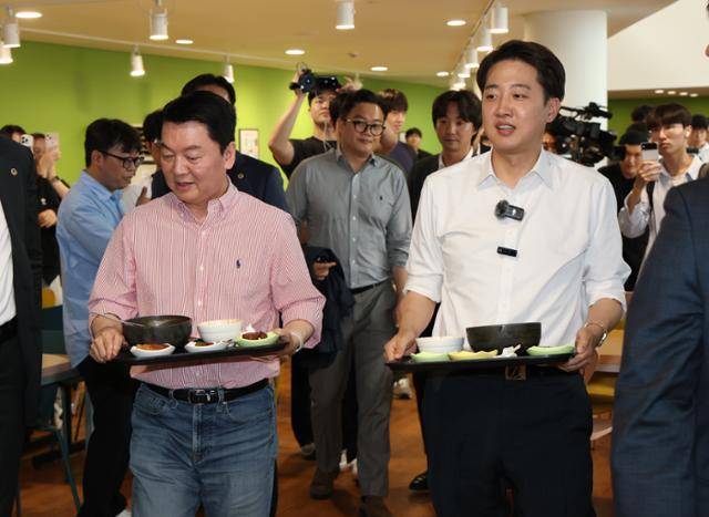 이준석 개혁신당 대선 후보와 안철수 국민의힘 공동선거대책위원장이 21일 경기 성남시 수정구 가천대학교 글로벌캠퍼스 학생식당에서 식판을 들고 이동하고 있다. 성남=뉴스1