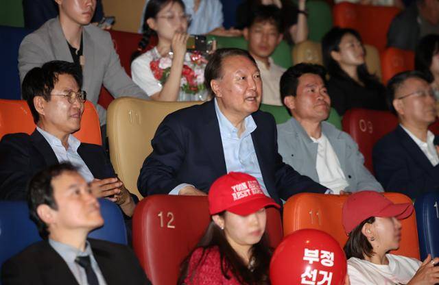 윤석열 전 대통령이 21일 서울 중구 메가박스 동대문점에서 다큐멘터리 영화 '부정선거, 신의 작품인가' 관람을 마친 뒤 미소 짓고 있다. 뉴시스