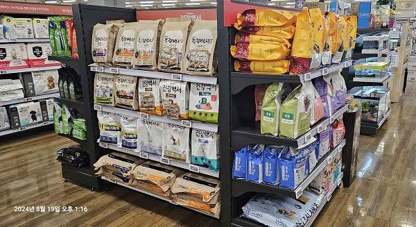 경기도가 대형마트 및 반려동물 용품 전문매장에서 유통중인 반려동물 사료를 수거해 검사한다고 밝혔다./사진=경기도 제공