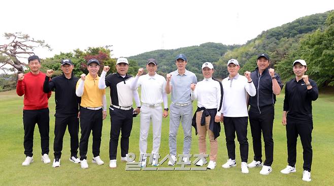 대한축구협회, 한국프로축구연맹, 울산 HD, 포항스틸러스가 주최하고 일간스포츠, 스포츠서울, 스포츠조선, 스포츠경향, 스포츠동아, 세계비즈앤스포츠월드 등 스포츠전문 미디어 6개사가 후원하는 ‘2025년 축구인 골프대회’가 19일 경기도 용인 코리아CC에서 열렸다. 감독들이 기념 촬영 하고 있다.왼쪽부터 이정효 광주, 조성환 부산, 윤정환 인천, 김현석 전남, 박태하 포항, 홍명보대표팀, 김기동 서울, 고정운 김포, 김도균 이랜드, 변성환 수원 감독.용인=정시종 기자 capa@edaily.co.kr /2025.05.19.