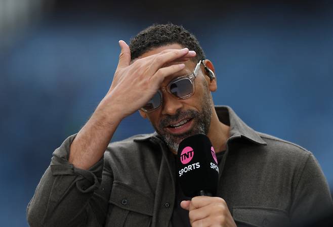 <yonhap photo-3533=""> Soccer Football - Premier League - Aston Villa v Fulham - Villa Park, Birmingham, Britain - May 3, 2025 TNT TV Pundit and former player Rio Ferdinand before the match Action Images via Reuters/Paul Childs EDITORIAL USE ONLY. NO USE WITH UNAUTHORIZED AUDIO, VIDEO, DATA, FIXTURE LISTS, CLUB/LEAGUE LOGOS OR 'LIVE' SERVICES. ONLINE IN-MATCH USE LIMITED TO 120 IMAGES, NO VIDEO EMULATION. NO USE IN BETTING, GAMES OR SINGLE CLUB/LEAGUE/PLAYER PUBLICATIONS. PLEASE CONTACT YOUR ACCOUNT REPRESENTATIVE FOR FURTHER DETAILShttps://isplus.com/2025-05-03 20:45:20/ <저작권자 ⓒ 1980-2025 ㈜연합뉴스. 무단 전재 재배포 금지, AI 학습 및 활용 금지></yonhap>