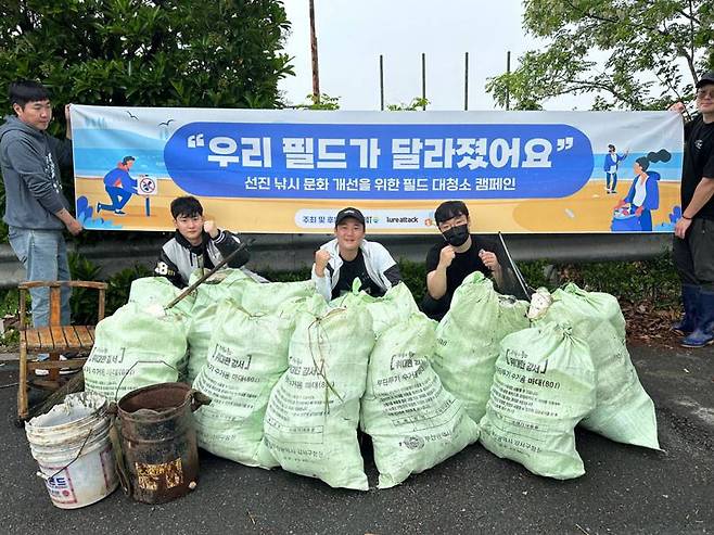 환경 정화 활동을 하는 커넥트제로 임직원들 / 출처=커넥트제로