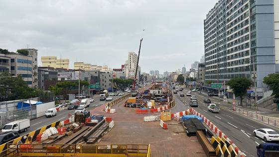 19일 오후 서울 강서구 화곡동 '국회대로 지하차도 및 상부 공원화' 공사가 진행 중인 구역을 화곡고가차도에서 바라본 모습. 이아미 기자