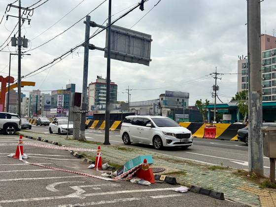 19일 서울 양천구 신정동 국회대로에서 8개 차선 중 2개 차선을 막고 '국회대로 지하차도 및 상부 공원화' 공사가 진행되고 있다. 이아미 기자
